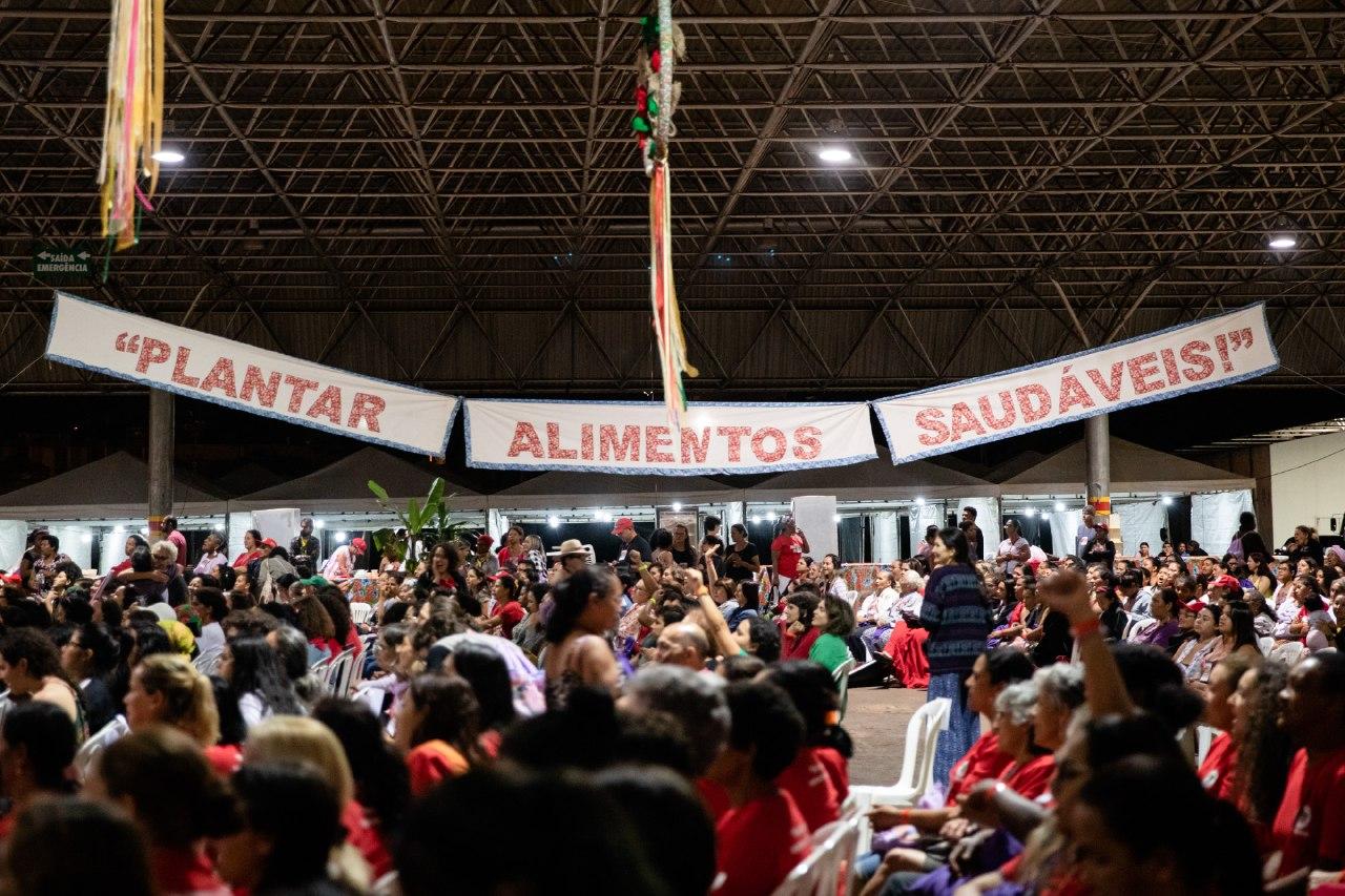 Jovens cantam em igreja evangélica: “Posso ouvir o choro do PT