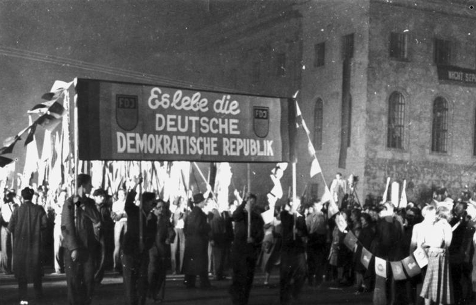 Berlin, Fackelzug zur Gründung der DDR