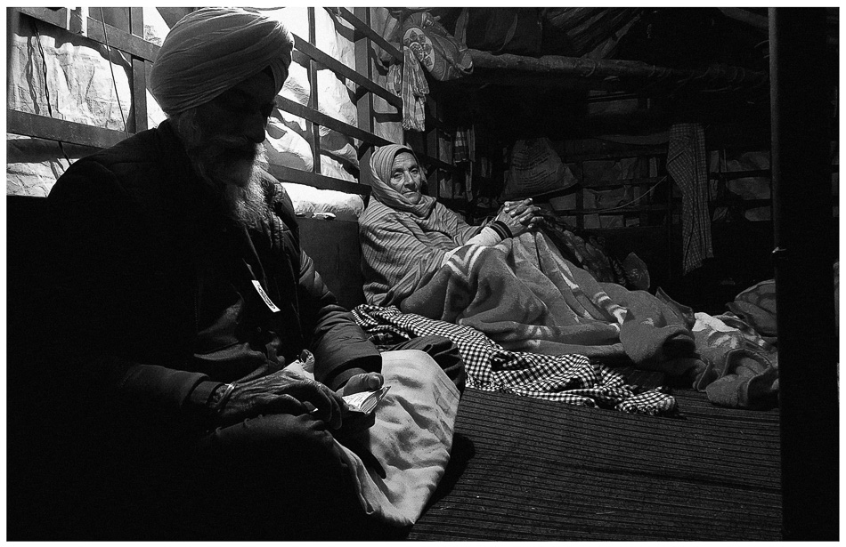 Una pareja de campesinos pasa una noche de invierno en su camioneta en la frontera entre Singhu y Delhi, 28 de diciembre de 2020