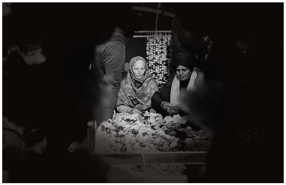 Una mujer decora un palki sahib, una estructura religiosa Sikh en la frontera entre Singhu y Delhi, 31 de diciembre de 2020.