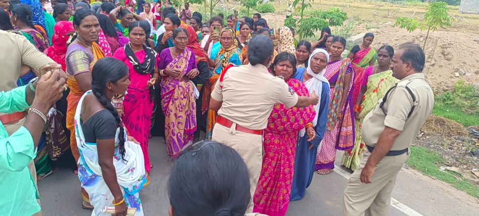 Women argue with the police, who are trying to evict them from the occupied land, 22 June 2022. Photo: Jagadish Kumar.