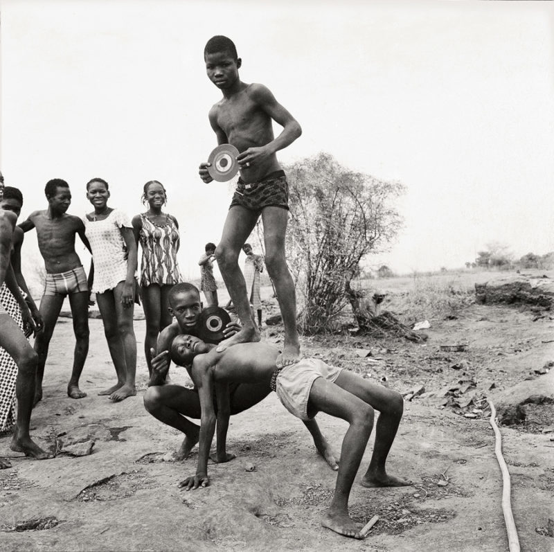 Malick Sidibé (Mali), Pique-nique à la Chaussée (‘Picnic on the Roadway’), 1972.